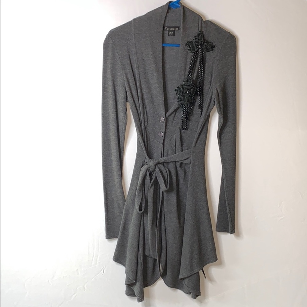 Cardigan with detachable broach